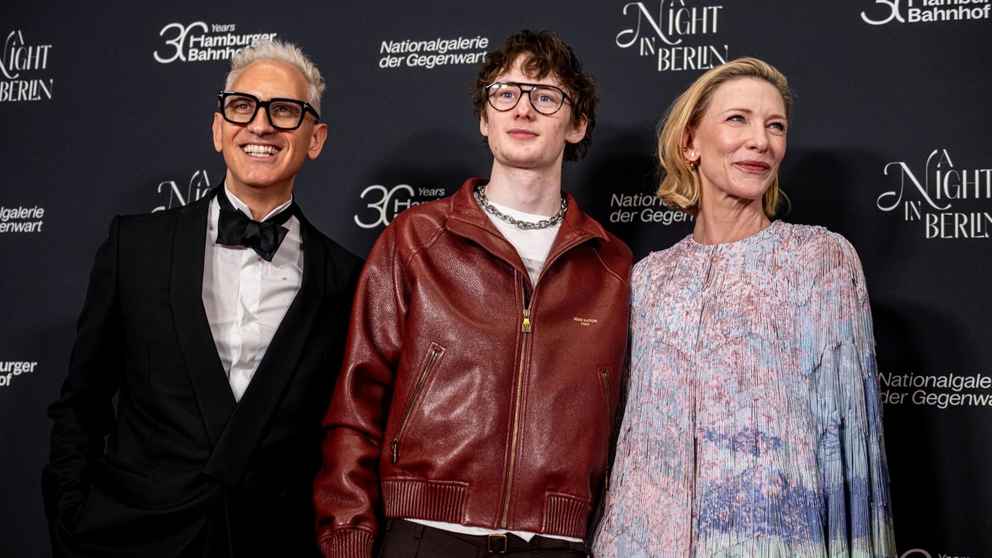 Cate Blanchett, die mit ihrem Sohn Ignatius zur Gala kam, hat ein Herz für Kunst. Foto: Fabian Sommer/dpa
