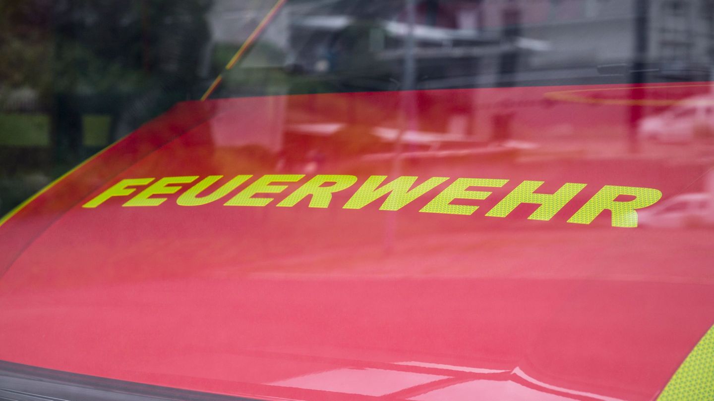 22 Feuerwehrleute bekämpfen den Brand erfolgreich. (Symbolbild) Foto: Daniel Vogl/dpa
