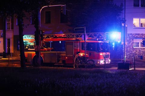 Die Feuerwehr löschte auch noch am frühen Morgen den Brand in einer Tiefgarage in Hilden. (Symbolbild) Foto: David Young/dpa