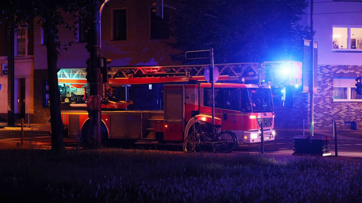 Die Feuerwehr löschte auch noch am frühen Morgen den Brand in einer Tiefgarage in Hilden. (Symbolbild) Foto: David Young/dpa