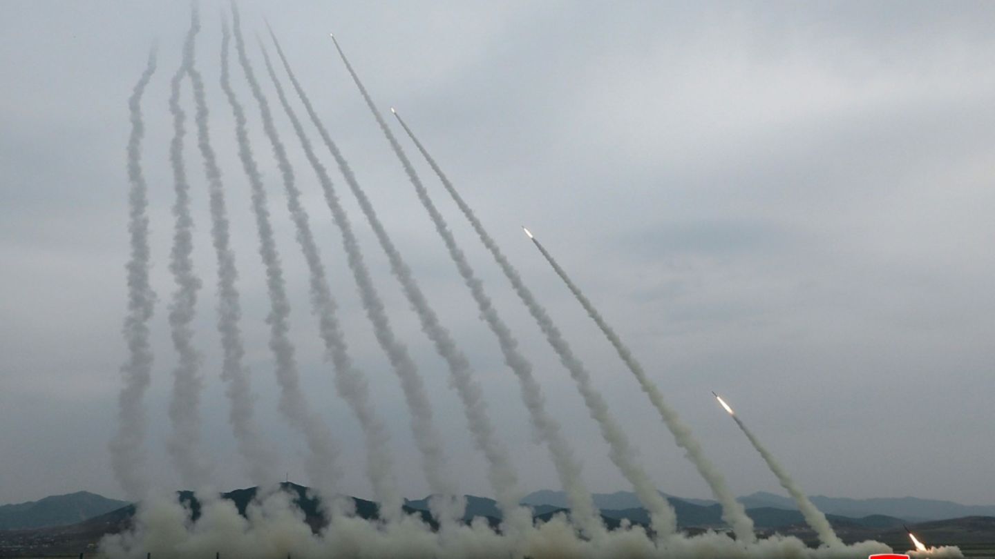 Test mit Mehrfachraketenwerfer in Nordkorea