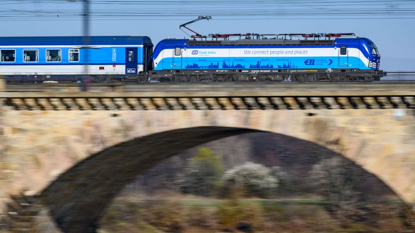 Auf der Zugstrecke zwischen Dresden und Prag kommt es erneut zu Einschränkungen wegen Bauarbeiten. (Archivbild) Foto: Robert Mic