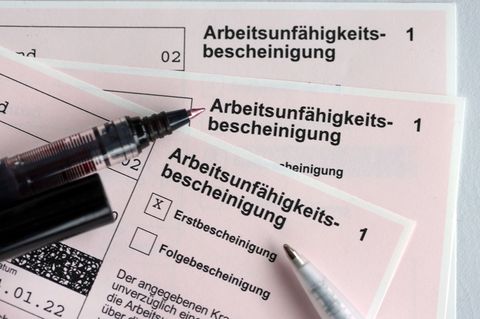 Die AOK-Versicherung fasst den Krankenstand ihrer Versicherten zusammen. (Symbolbild) Foto: Jens Büttner/dpa-Zentralbild/dpa
