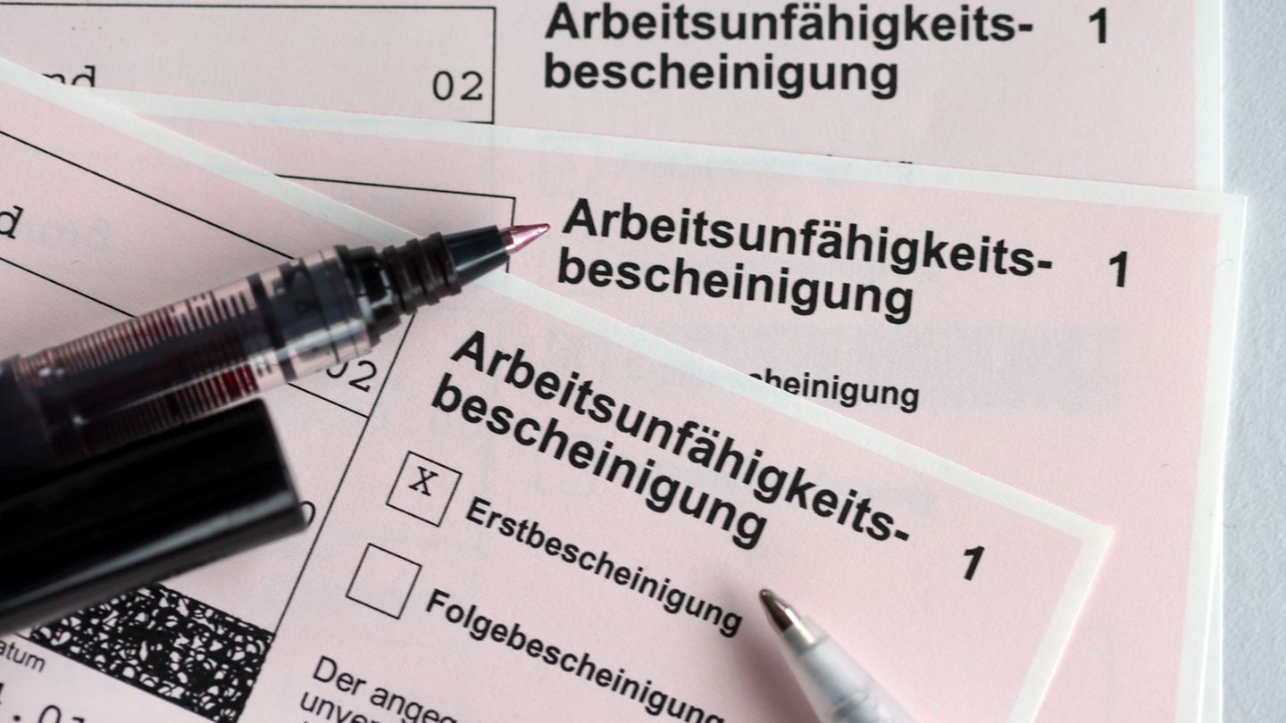 Die AOK-Versicherung fasst den Krankenstand ihrer Versicherten zusammen. (Symbolbild) Foto: Jens Büttner/dpa-Zentralbild/dpa