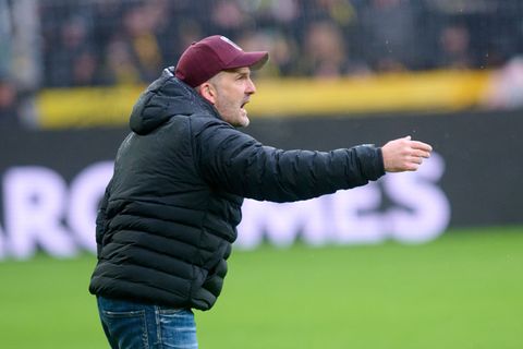 Augsburgs Trainer Manuel Baum war mit seiner Mannschaft in Dortmund gar nicht zufrieden. Foto: Bernd Thissen/dpa