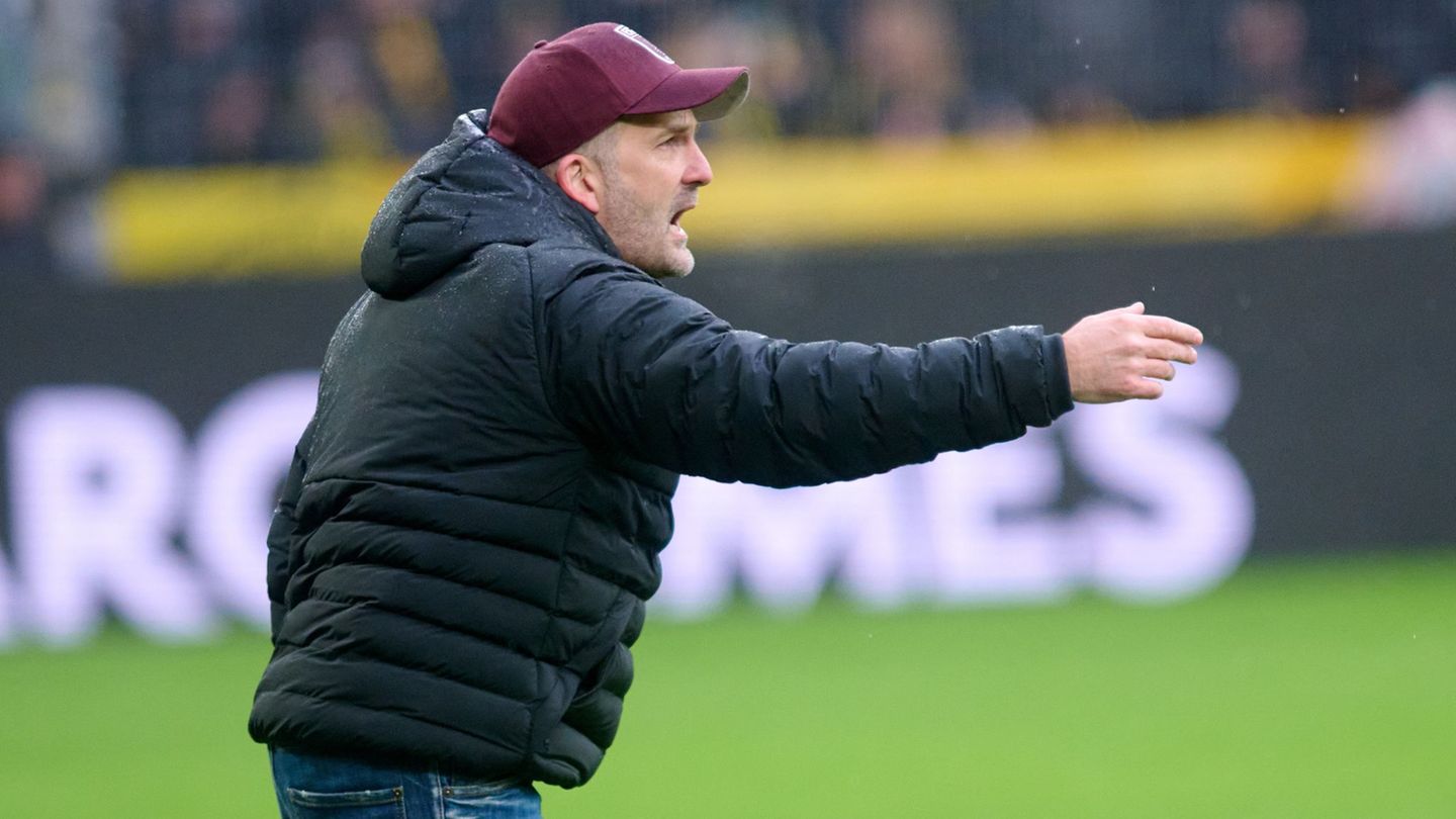 Augsburgs Trainer Manuel Baum war mit seiner Mannschaft in Dortmund gar nicht zufrieden. Foto: Bernd Thissen/dpa