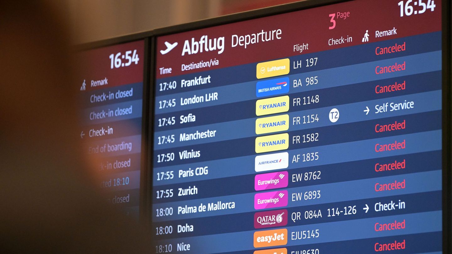 Immer mehr Passagiere klagen wegen Verspätungen oder Stornierungen von Flügen. (Archivbild) Foto: Michael Bahlo/dpa
