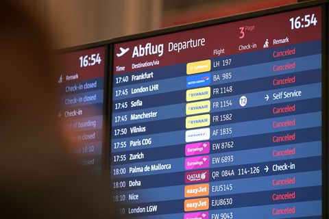 Immer mehr Passagiere klagen wegen Verspätungen oder Stornierungen von Flügen. (Archivbild) Foto: Michael Bahlo/dpa