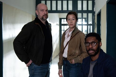 "Polizeiruf 110: Ablass": Kommissar Dennis Eden (Stephan Zinner, l.), Kommissarin Cris Blohm (Johanna Wokalek, M.) und Léon Ka