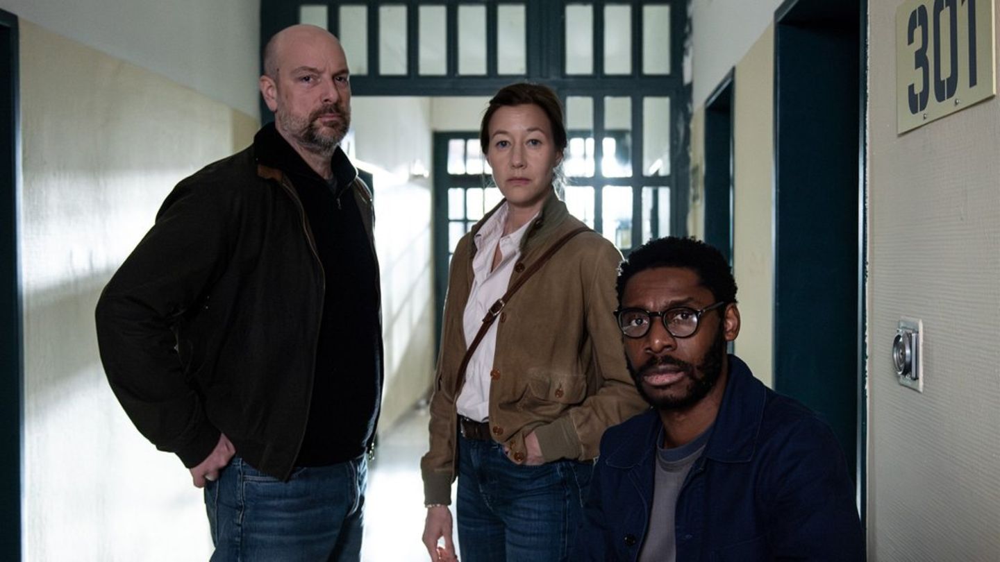 "Polizeiruf 110: Ablass": Kommissar Dennis Eden (Stephan Zinner, l.), Kommissarin Cris Blohm (Johanna Wokalek, M.) und Léon Ka