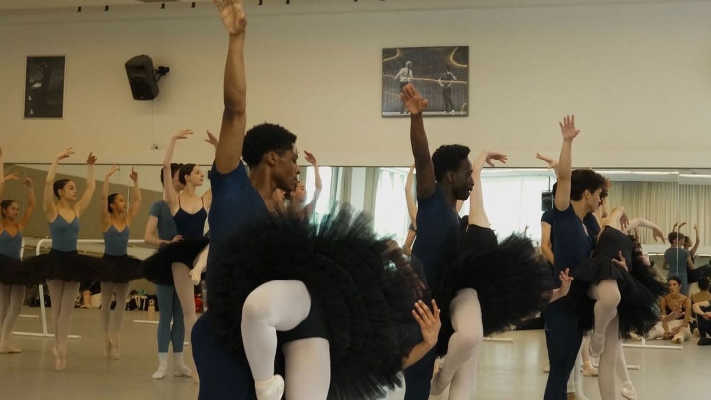 Was auf der Bühne beinahe mühelos wirkt, ist das Ergebnis jahrelanger Disziplin und innerer Entschlossenheit.