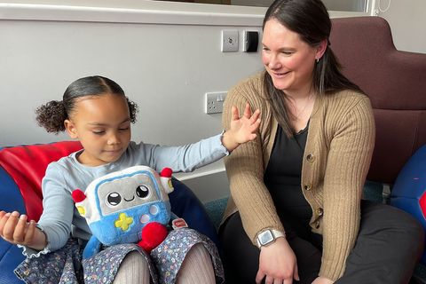 KI-Spielzeug geht Experten zufolge mit Risiken einher. Foto: Faculty of Education/University of Cambridge/dpa