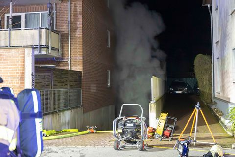 Wegen des Rauchs waren die Anwohner angehalten, Türen und Fenster geschlossen zu halten. Foto: Justin Brosch/dpa