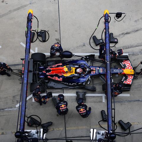 Shanghai, China. Red-Bull-Pilot Max Verstappen kehrt beim Großen Preis von China zum Boxenstopp ein. Trotz aller Mühen der Mechaniker muss der Niederländer sein Auto vor dem Rennende abstellen. Sieger wurde der erst 19 Jahre alte Italiener Kimi Antonelli im Mercedes, vor seinem Teamkollegen George Russell und Rekord-Weltmeister Lewis Hamilton (Ferrari).