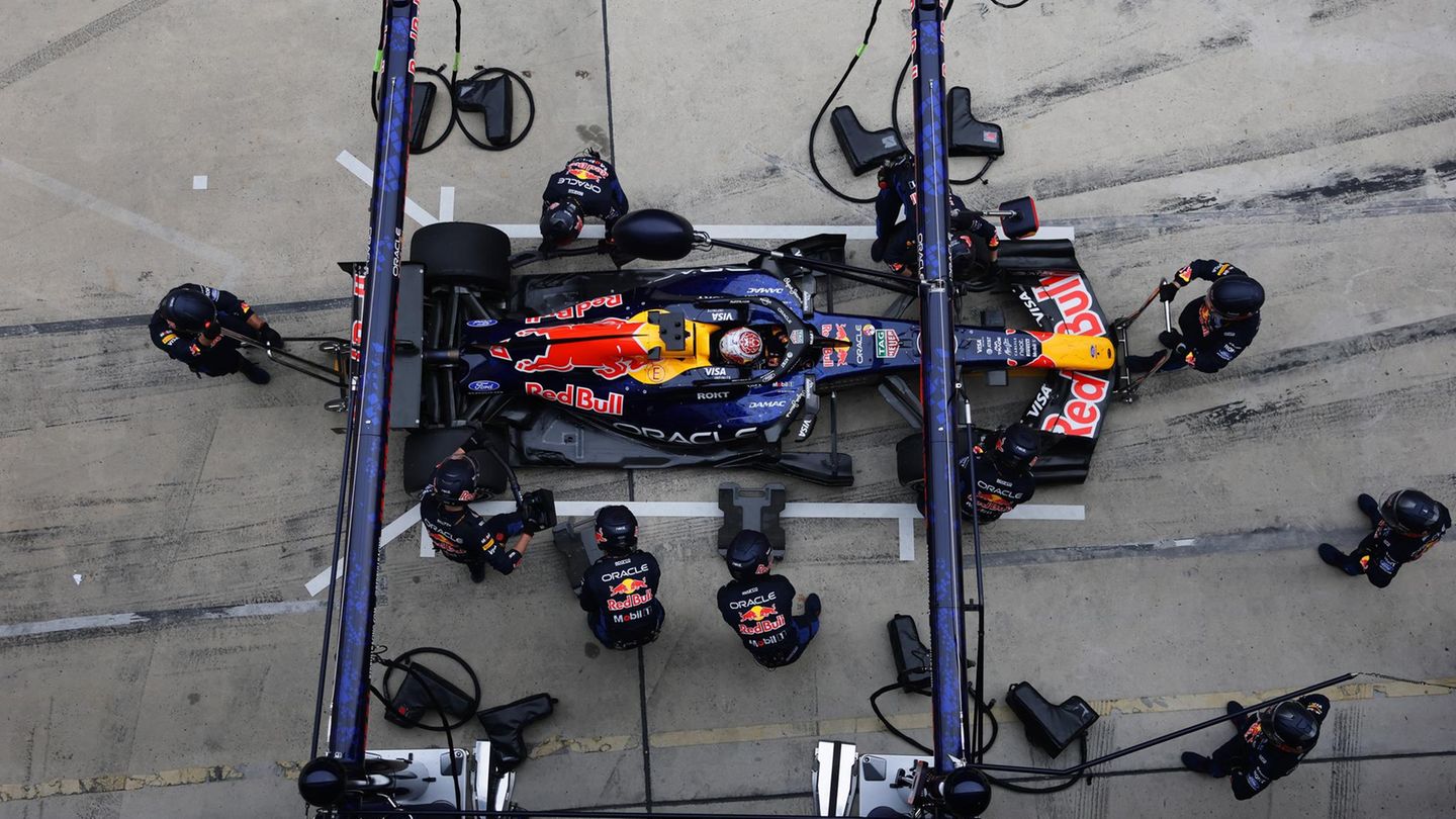 Shanghai, China. Red-Bull-Pilot Max Verstappen kehrt beim Großen Preis von China zum Boxenstopp ein. Trotz aller Mühen der Mechaniker muss der Niederländer sein Auto vor dem Rennende abstellen. Sieger wurde der erst 19 Jahre alte Italiener Kimi Antonelli im Mercedes, vor seinem Teamkollegen George Russell und Rekord-Weltmeister Lewis Hamilton (Ferrari).