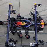 Shanghai, China. Red-Bull-Pilot Max Verstappen kehrt beim Großen Preis von China zum Boxenstopp ein. Trotz aller Mühen der Mechaniker muss der Niederländer sein Auto vor dem Rennende abstellen. Sieger wurde der erst 19 Jahre alte Italiener Kimi Antonelli im Mercedes, vor seinem Teamkollegen George Russell und Rekord-Weltmeister Lewis Hamilton (Ferrari).