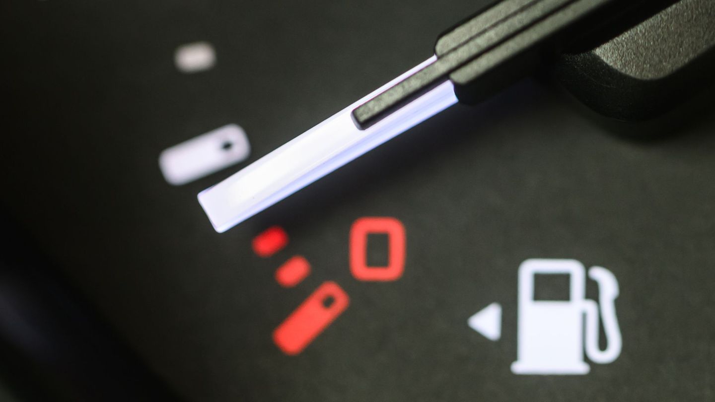 Wer tanken muss, zahlt im Schnitt über zwei Euro. (Archivbild) Foto: Robert Michael/dpa