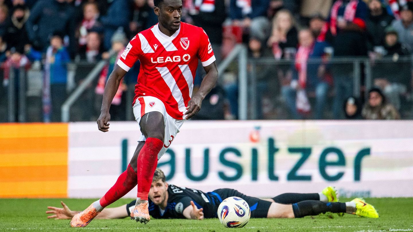 Merveille Biankadi (Energie Cottbus) gelang in Aachen der Ehrentreffer. Foto: Julius Frick/dpa