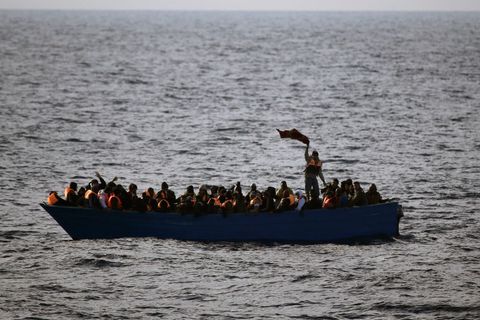 Vor Lampedusa ist ein Boot mit MIgranten gesunken - ein Kind wird vermisst. (Archivbild) Foto: Emilio Morenatti/AP/dpa