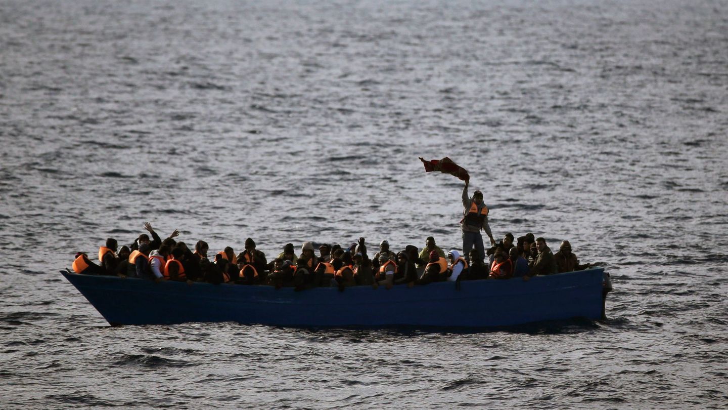 Vor Lampedusa ist ein Boot mit MIgranten gesunken - ein Kind wird vermisst. (Archivbild) Foto: Emilio Morenatti/AP/dpa