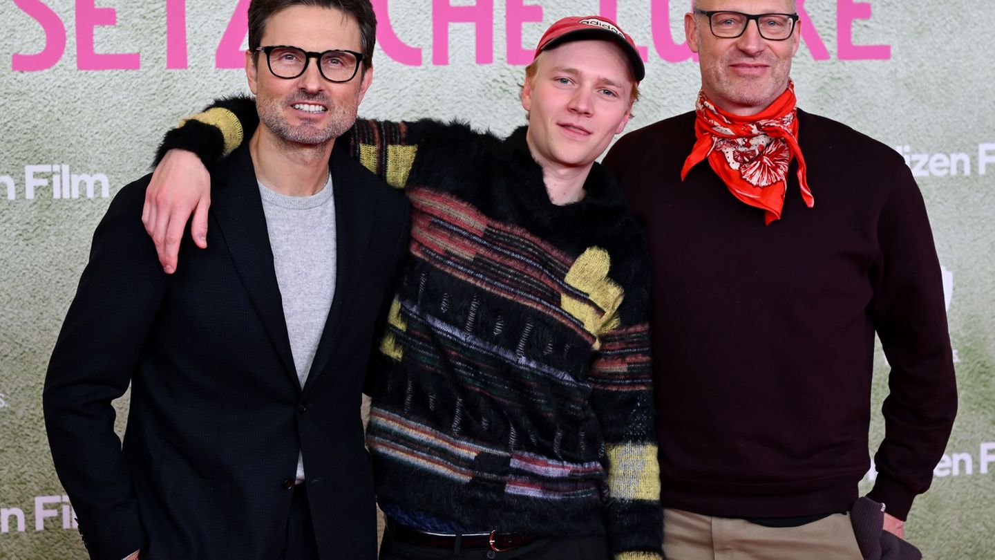 Eine Million Menschen haben die Tragikomödie mit Bruno Alexander (M) mittlerweile gesehen, die Simon Verhoeven (l) inszeniert ha