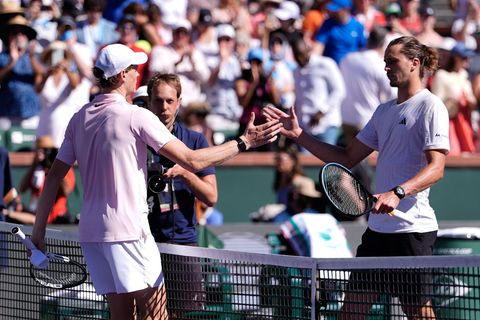 Chancenlos gegen Jannik Sinner (l): Der deutsche Tennisprofi Alexander Zverev. Foto: Mark J. Terrill/AP/dpa