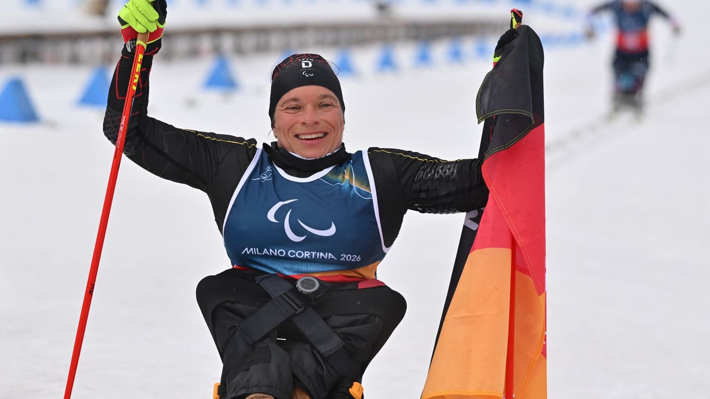 Anja Wicker jubelt über ihre vierte Medaille bei diesen Paralympics. Foto: Martin Schutt/dpa