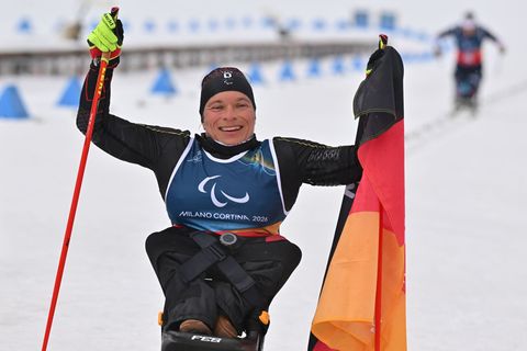 Anja Wicker jubelt über ihre vierte Medaille bei diesen Paralympics. Foto: Martin Schutt/dpa