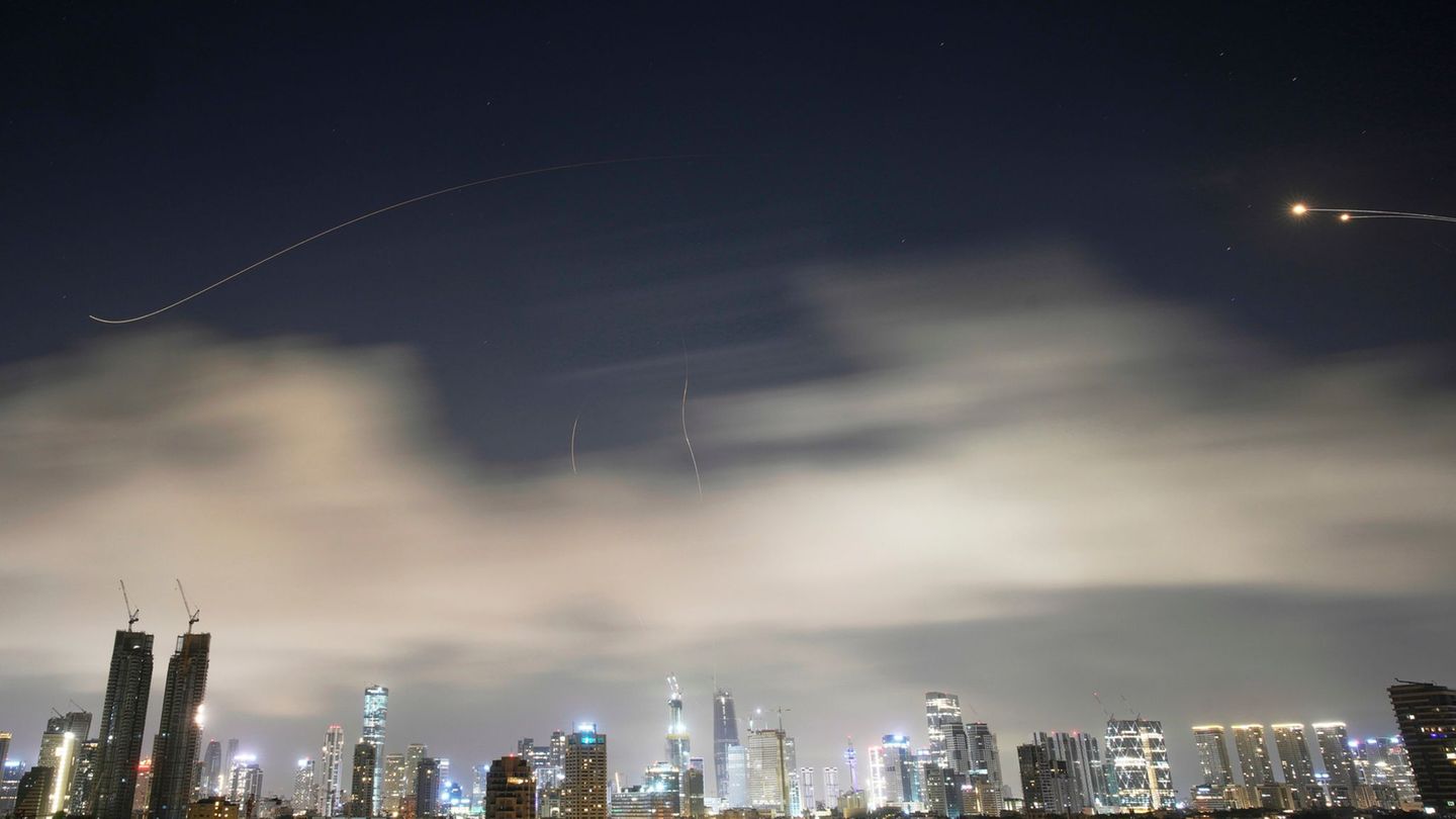 Raketenabwehr feuert, um Raketen aus dem Iran über Tel Aviv abzufangen. Foto: Ohad Zwigenberg/AP/dpa