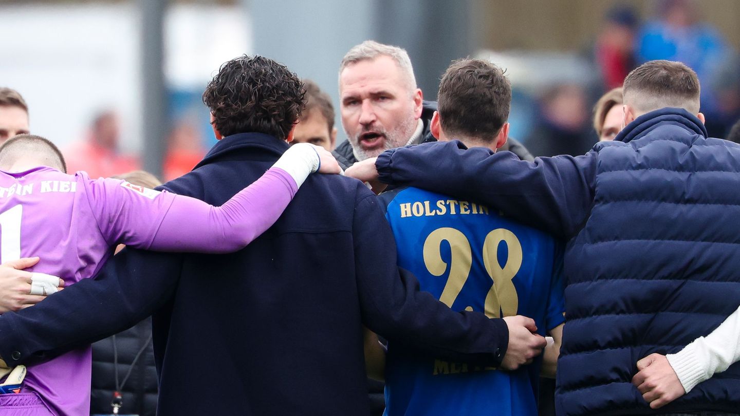 Kiels Trainer Tim Walter nach der Niederlage gegen Nürnberg im Kreis seiner Spieler. Foto: Frank Molter/dpa