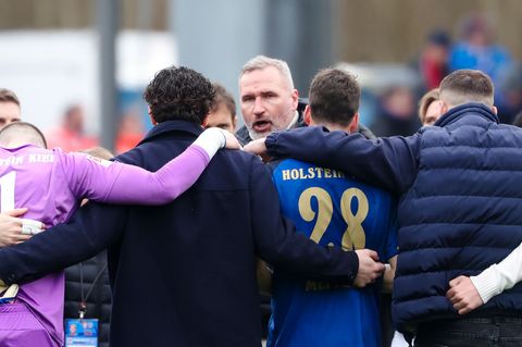 Kiels Trainer Tim Walter nach der Niederlage gegen Nürnberg im Kreis seiner Spieler. Foto: Frank Molter/dpa
