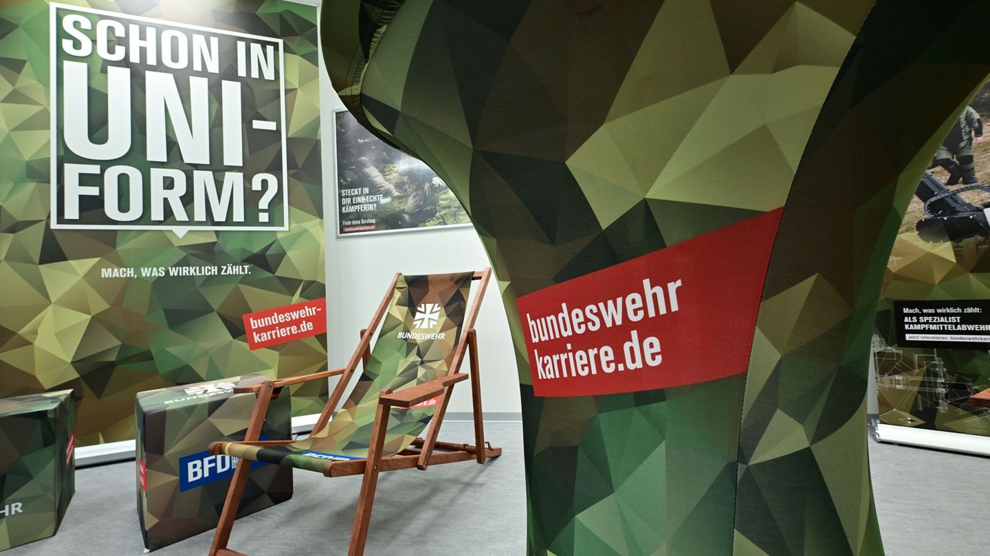 Auf Messen informiert die Bundeswehr unter anderem über Ausbildungs- und Studienmöglichkeiten bei sich. (Symbolbild) Foto: Marti