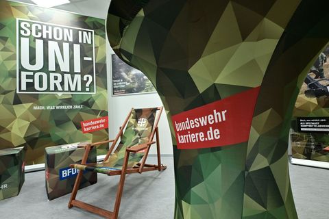 Auf Messen informiert die Bundeswehr unter anderem über Ausbildungs- und Studienmöglichkeiten bei sich. (Symbolbild) Foto: Marti
