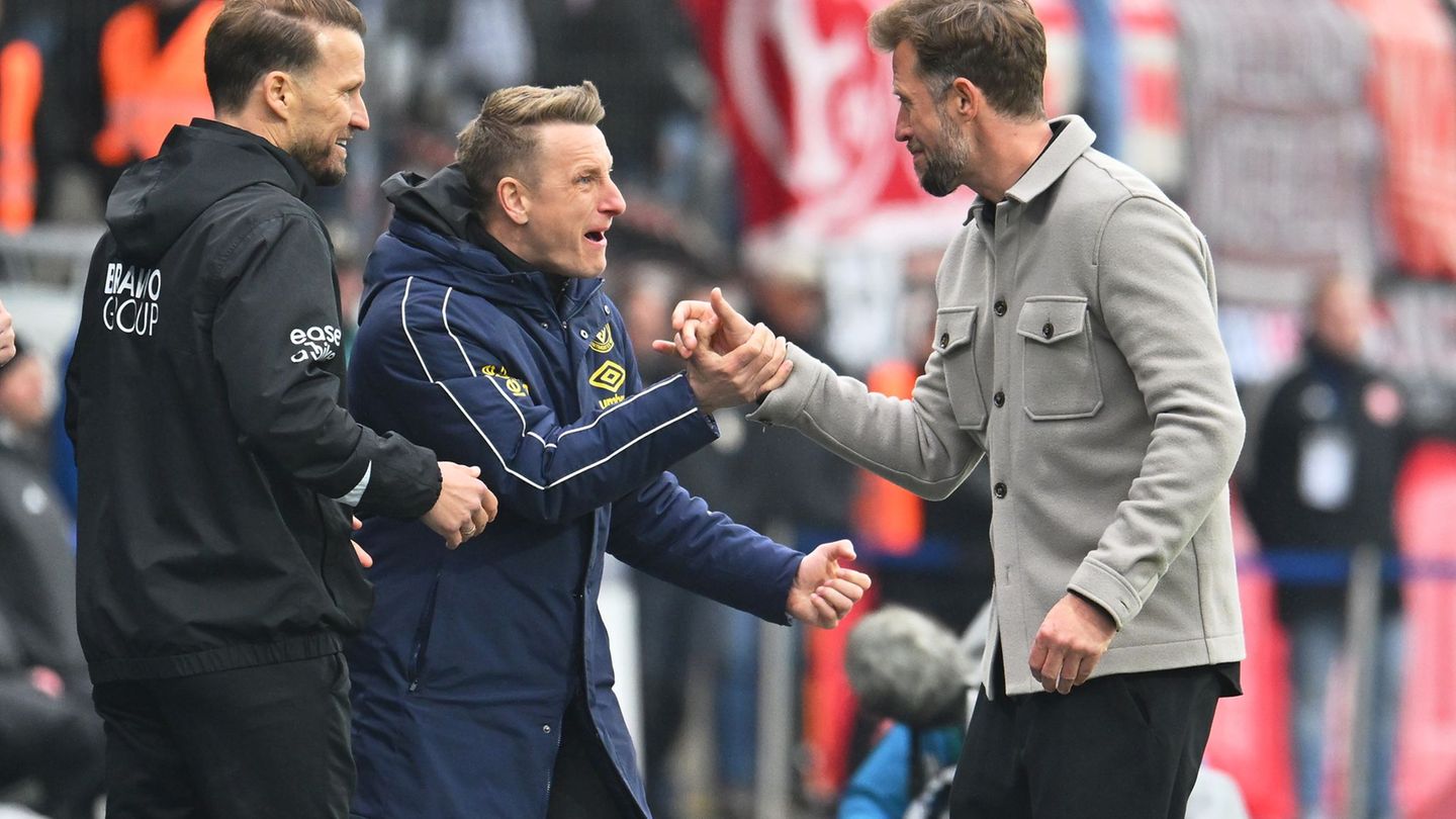 Braunschweigs neuer Trainer Lars Kornetka jubelt mit seinem Team. Foto: Swen Pförtner/dpa
