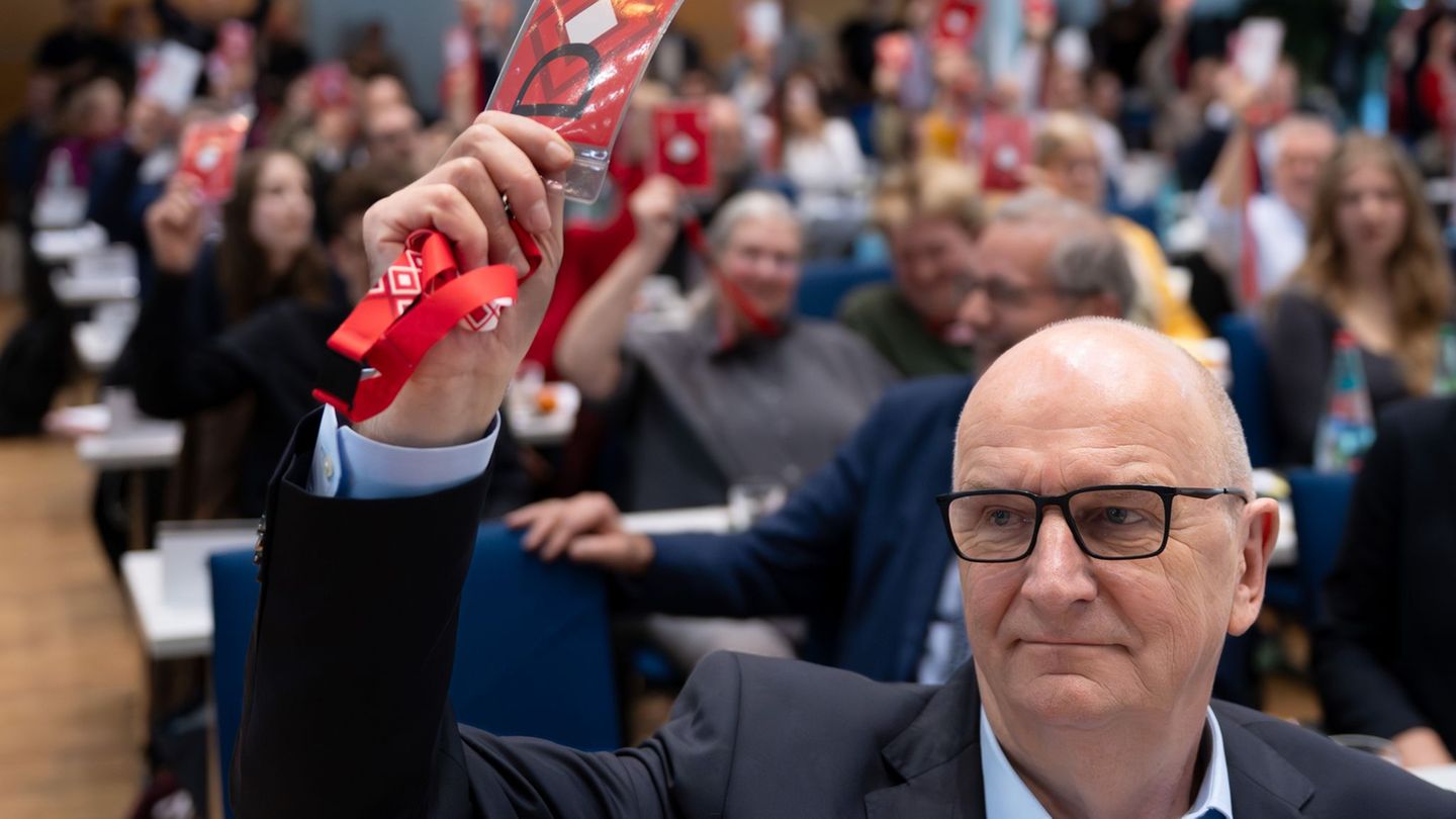 Brandenburgs Ministerpräsident Dietmar Woidke warb auf dem SPD-Parteitag um Zustimmung für den Koalitionsvertrag mit der CDU - d