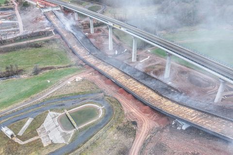 Nach der Sprengung liegen die Brückenteile am Boden. Foto: Jason Tschepljakow/dpa