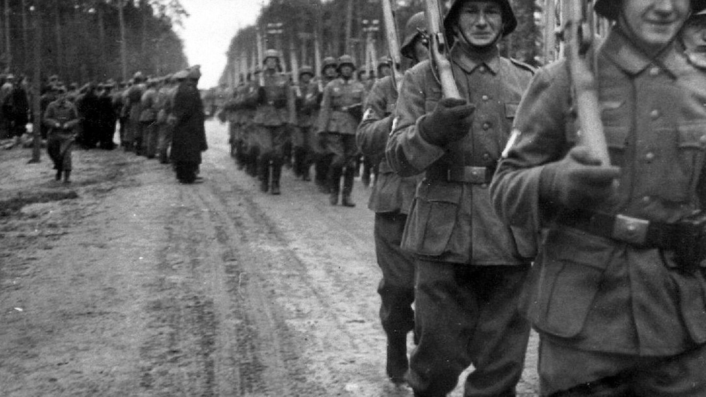Parade der ersten französischen Freiwilligen in Deba, Polen, im Herbst 1941: Sie wollten dem "bolschewistischen Ungeheuer" an den Kragen.