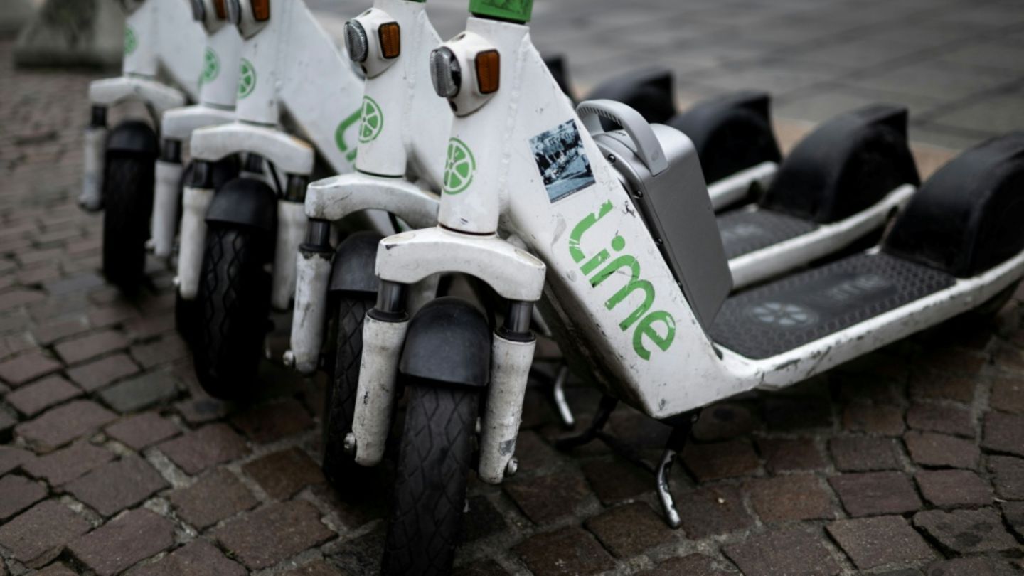 Leih-Elektroscooter an Straßenrand