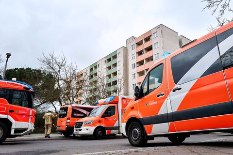 In einem Berliner Seniorenheim bricht Feuer aus, drei Menschen kommen ins Krankenhaus. Foto: Michael Ukas/dpa