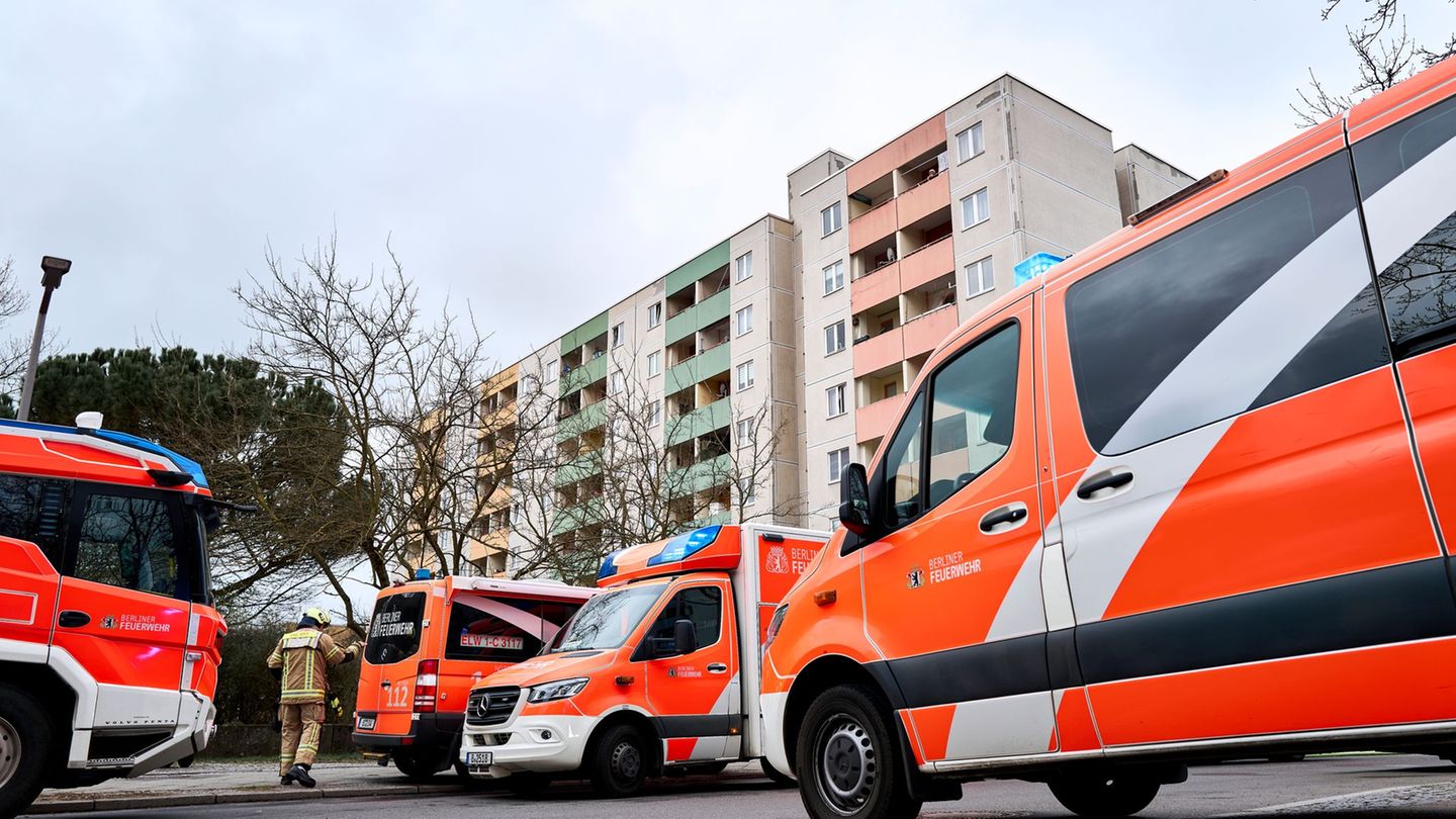 In einem Berliner Seniorenheim bricht Feuer aus, drei Menschen kommen ins Krankenhaus. Foto: Michael Ukas/dpa