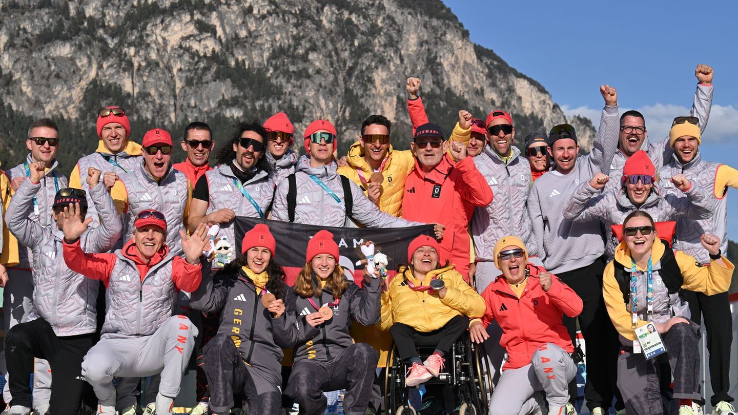 Das deutsche Team feiert in Tesero mehrere Medaillen. (Archivbild) Foto: Martin Schutt/dpa