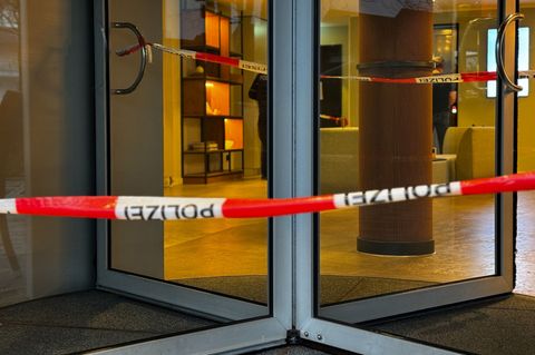 Die Drehtür zu dem Hotel ist gesperrt - ein Mann soll seine Mutter dort erstochen haben. Foto: Max Lametz/dpa