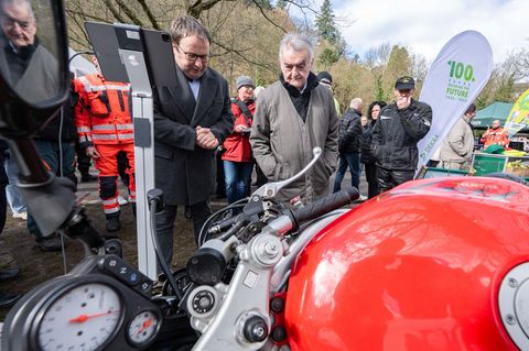 Die NRW-Minister Oliver Krischer (Verkehr) und Herbert Reul (Inneres) - v.l.n.r. - bei einem Termin zur Eröffnung der Motorradsa