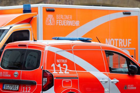 Rettungskräfte finden eine tote Frau in einem Berliner Bauwagen. (Symbolbild) Foto: Soeren Stache/dpa