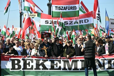 Zehntausende Menschen demonstrieren für Viktor Orban