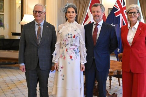 Simeon Beckett, Königin Mary, König Frederik und Sam Mostyn (v.l.) in Canberra.