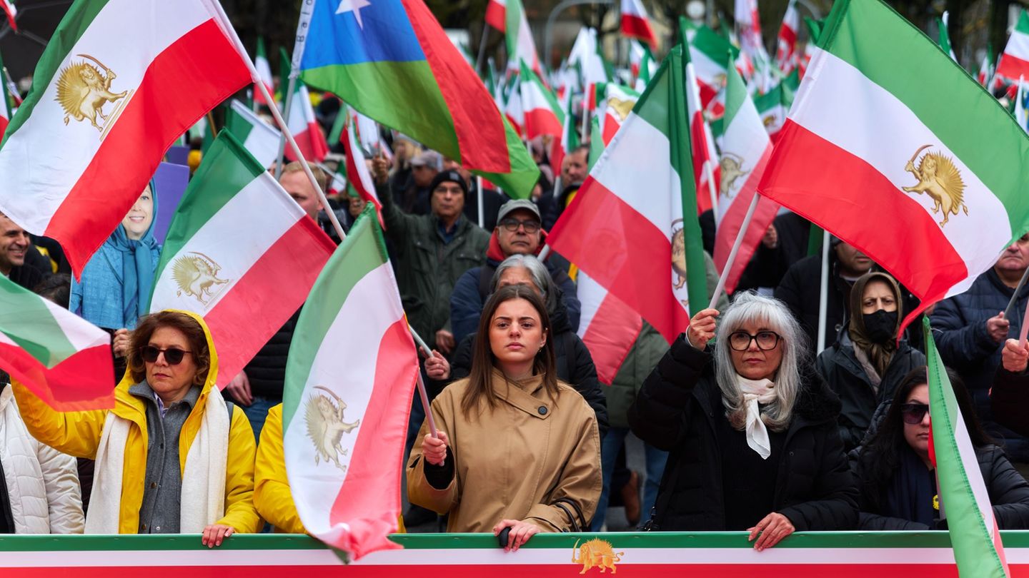 Exil-Iraner fordern einen Führungswechsel in Teheran - ohne ausländische Einmischung. Foto: Marcus Golejewski/dpa
