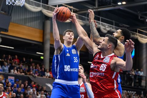 Jacob Knauf (l) bleibt den Frankfurt Skyliners zwei weitere Jahre erhalten. (Archivbild) Foto: Hendrik Schmidt/dpa