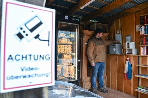 Trotz zunehmender Einbrüche in Hofläden geben die meisten Landwirte ihr Angebot nicht auf, sagt der Deutsche Bauernverband. Foto