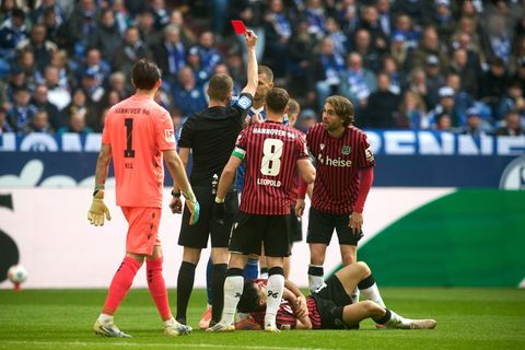 52. Minute: Schiedsrichter Robin Braun zeigt Edin Dzeko die Rote Karte, weil dieser seinen Gegenspieler Husseyn Chakroun mit dem
